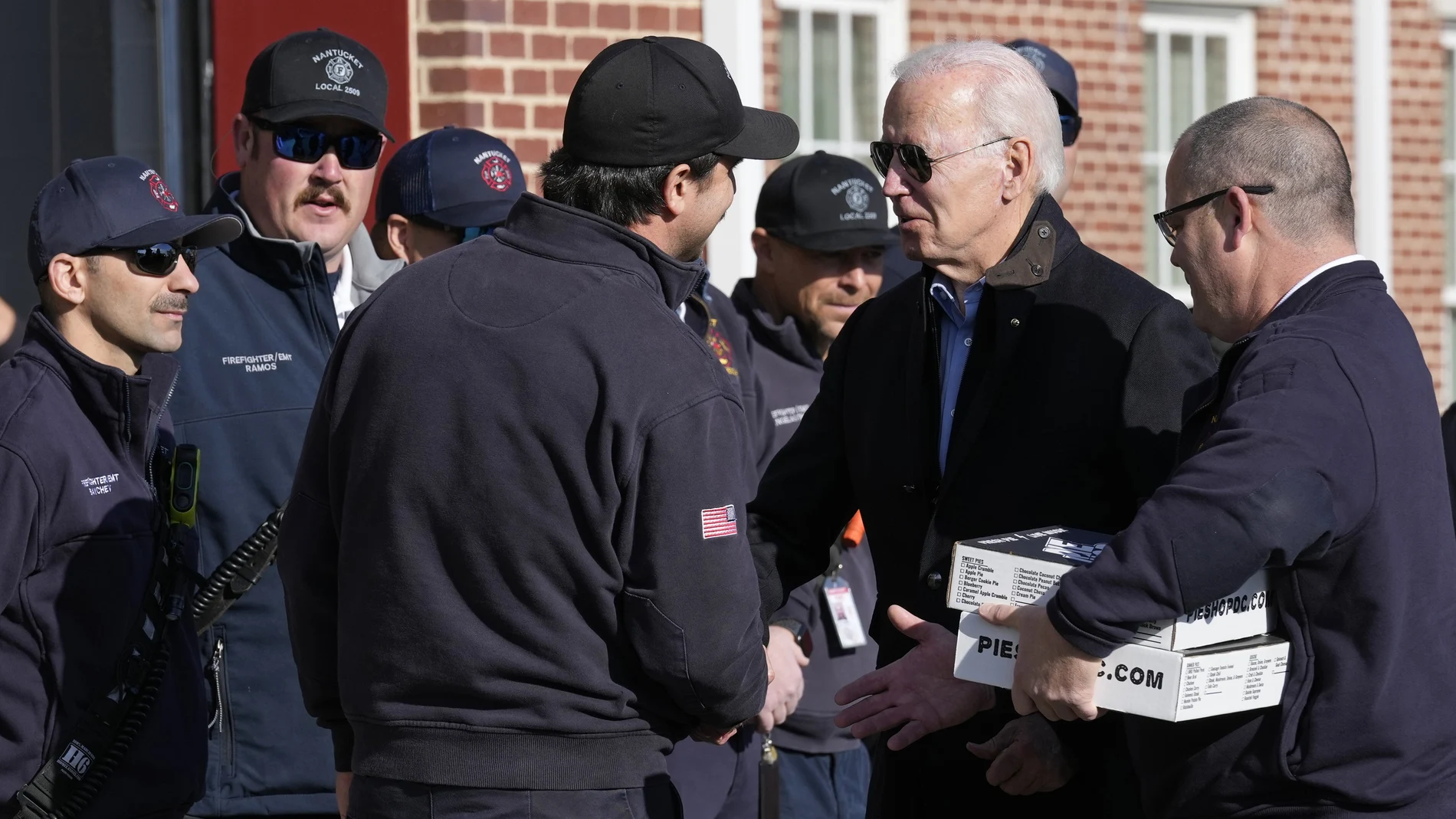Joe Biden visitia el Departament de Bomberos de Nantucket (Massachusett) el Día de Acción de Gracias