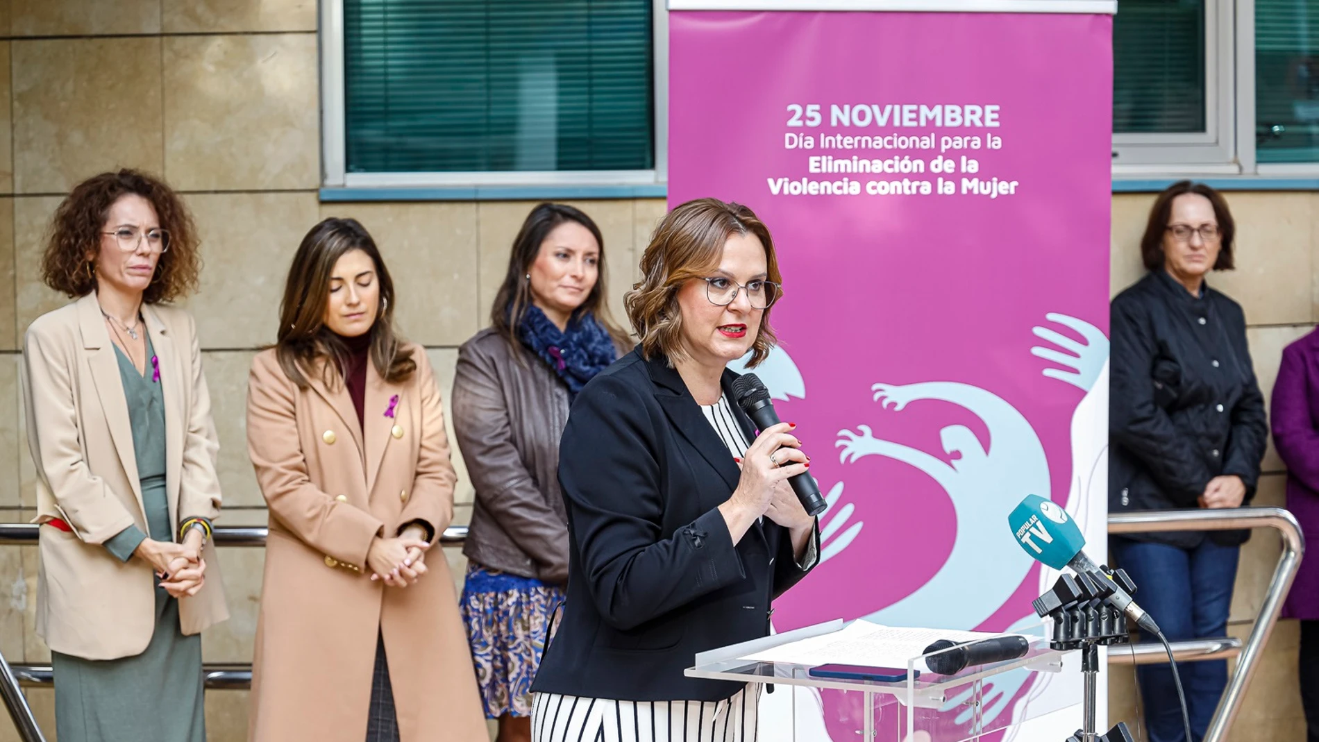La vicepresidenta y consejera de Mujer, Igualdad, LGTBI, Familias, Política Social y Transparencia, Isabel Franco, durante la lectura del manifiesto del 25N.