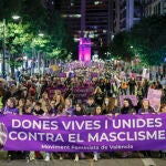 Inicio de la manifestación convocada por el Moviment Feminista de València bajo el lema "Dones, vives i unides contra el masclisme", donde dos mujeres supervivientes leerán el manifiesto