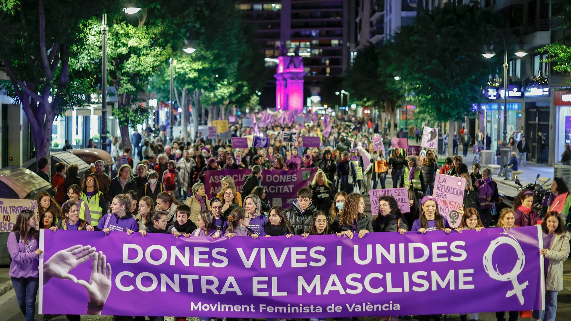 Inicio de la manifestación convocada por el Moviment Feminista de València bajo el lema "Dones, vives i unides contra el masclisme", donde dos mujeres supervivientes leerán el manifiesto