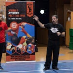 El instructor nacional de Krav Maga, Alejandro J. Santos, este viernes durante uno de los dos talleres de autoprotección dirigido al alumnado y personal del Instituto de Enseñanza Secundaria La Rosaleda que se organiza por el Día Internacional contra la Violencia de Género