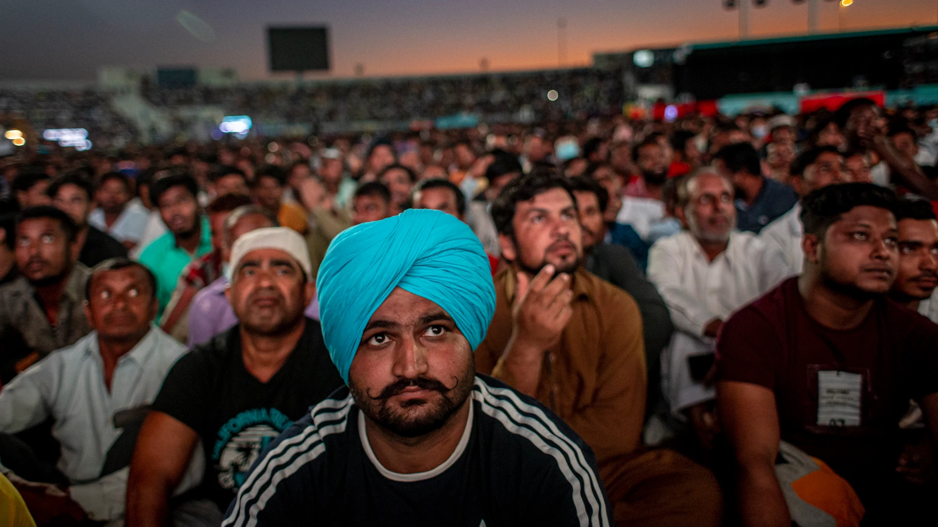 Aficionados qataríes en una fan zone en Doha contemplan la derrota de su selección