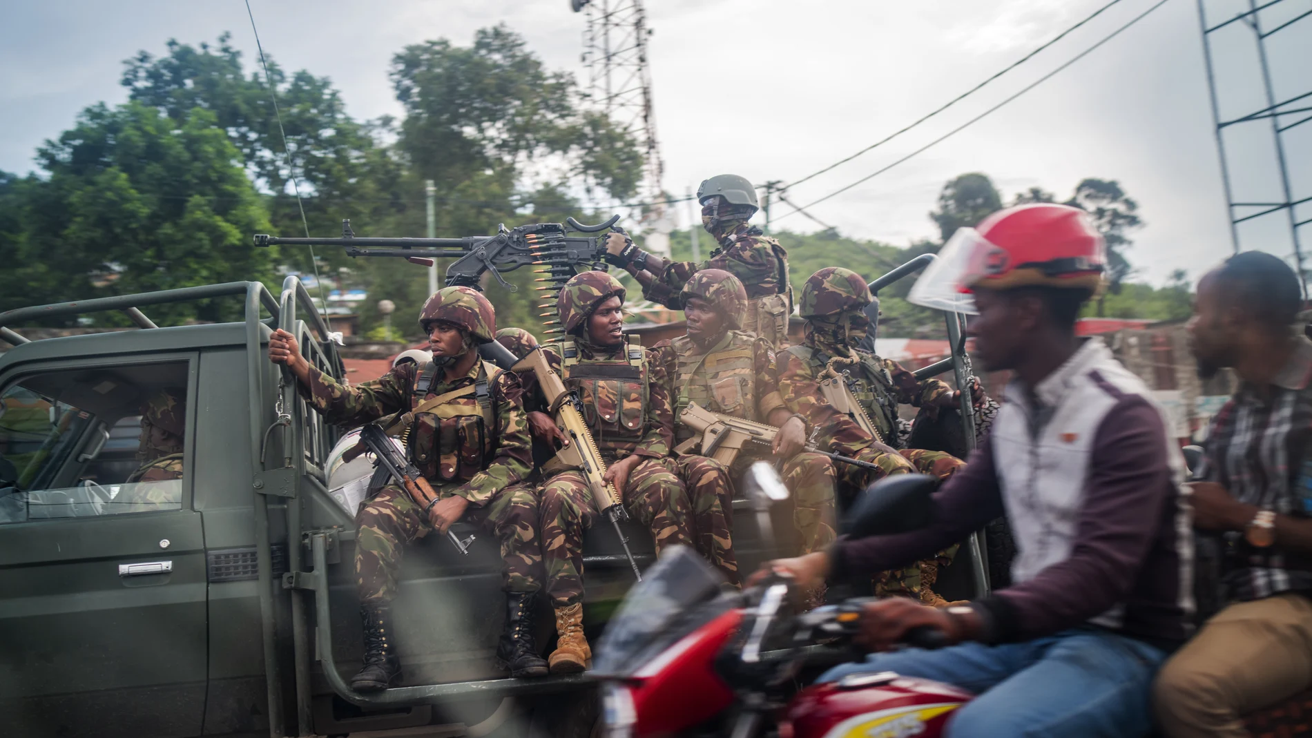 Fuerzas kenianas patrullan una calle de Goma, en República Democrática del Congo.