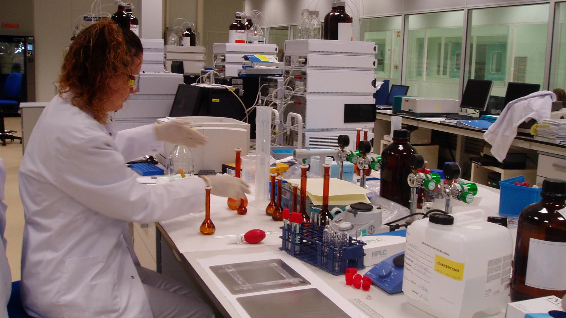 Pruebas de laboratorio en la empresa León Farma, una de las elegidas