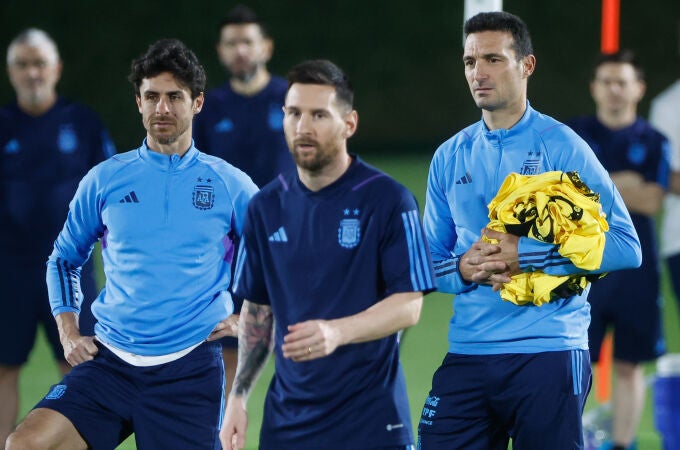 Messi, junto a Scaloni y Aimar, en el último entrenamiento antes de México