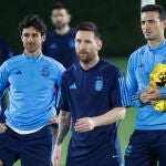 Messi, junto a Scaloni y Aimar, en el último entrenamiento antes de México