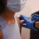 Una adolescente recibe la primera dosis de la vacuna Pfizer en el punto de vacunación de Xátiva.