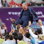 Los jugadores de Irán mantean a su seleccionador, Carlos Queiroz, después de su triunfo ante Gales