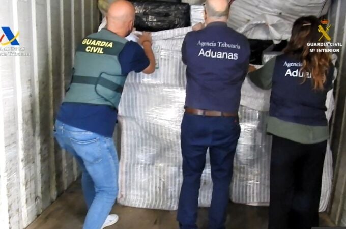 Efectivos de la Agencita Tributaria y Guardia Civil inspeccionando la carga del contenedor con hachís en el puerto de Cádiz