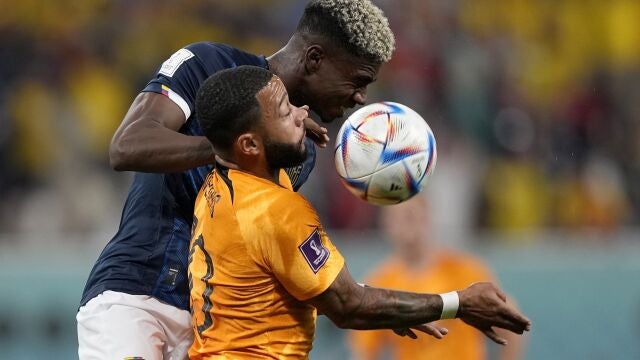 El ecuatoriano Felix Torres disputa un balón con Memphis Depay