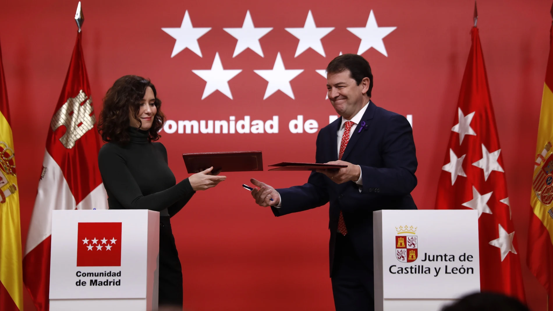 La Presidenta de la Comunidad de Madrid, Isabel Diaz Ayuso, y el Presidente de la Comunidad de Castilla y Leon, Alfonso Fernandez Mañueco, firman acuerdo de colaboracion es distintas materias entre ambas comunidades autonomas.