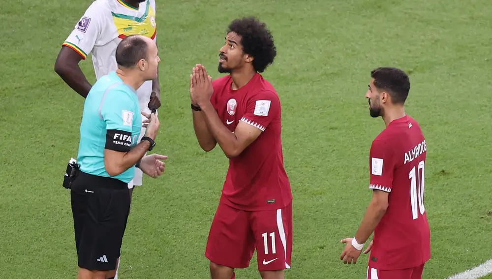 Afif, el mejor jugador de Qatar, protesta un penalti a Mateu. Pero no se lo concedió