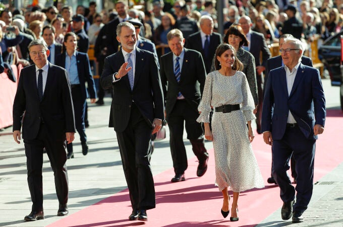 Los Reyes (en la imagen, a su llegada a la Lonja de Valencia junto al presidente Puig,izq, y al alcalde de la ciudad, Joan Ribó, dcha) presiden la ceremonia de entrega de la trigésima cuarta edición de los Premios Rei Jaume I