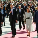  La reina Letizia deslumbra en su llegada a los Premios Jaime I en Valencia