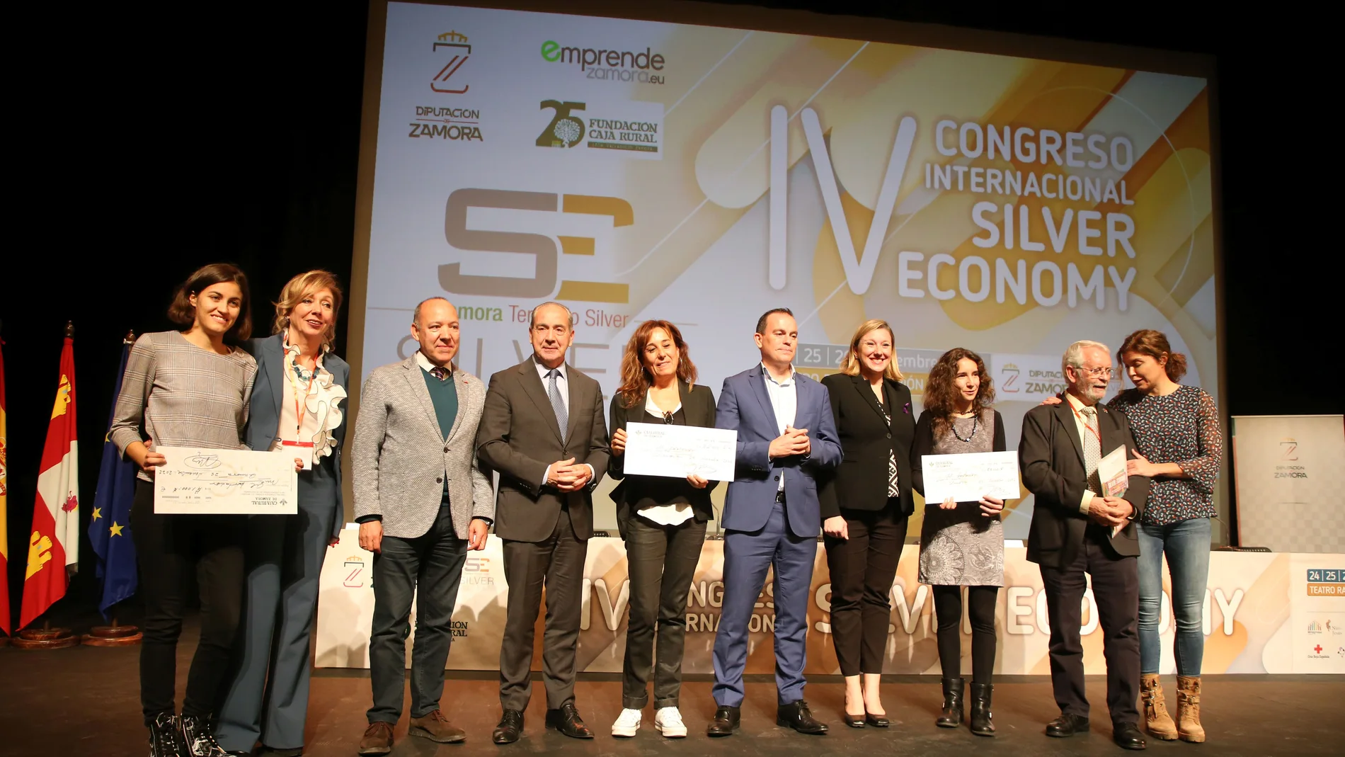Clausura del IV Congredo Internacional Silver Economy con la presencia de Isabel Blanco y Francisco José requejo, en la imagen con los premiados y patrocinadores