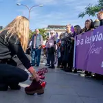 Zapatos rojos en el Puente de Triana, para denunciar la violencia de género como colofón a la manifestación por el Día Internacional de la Eliminación de la Violencia contra las Mujeres. Eduardo Briones / Europa Press