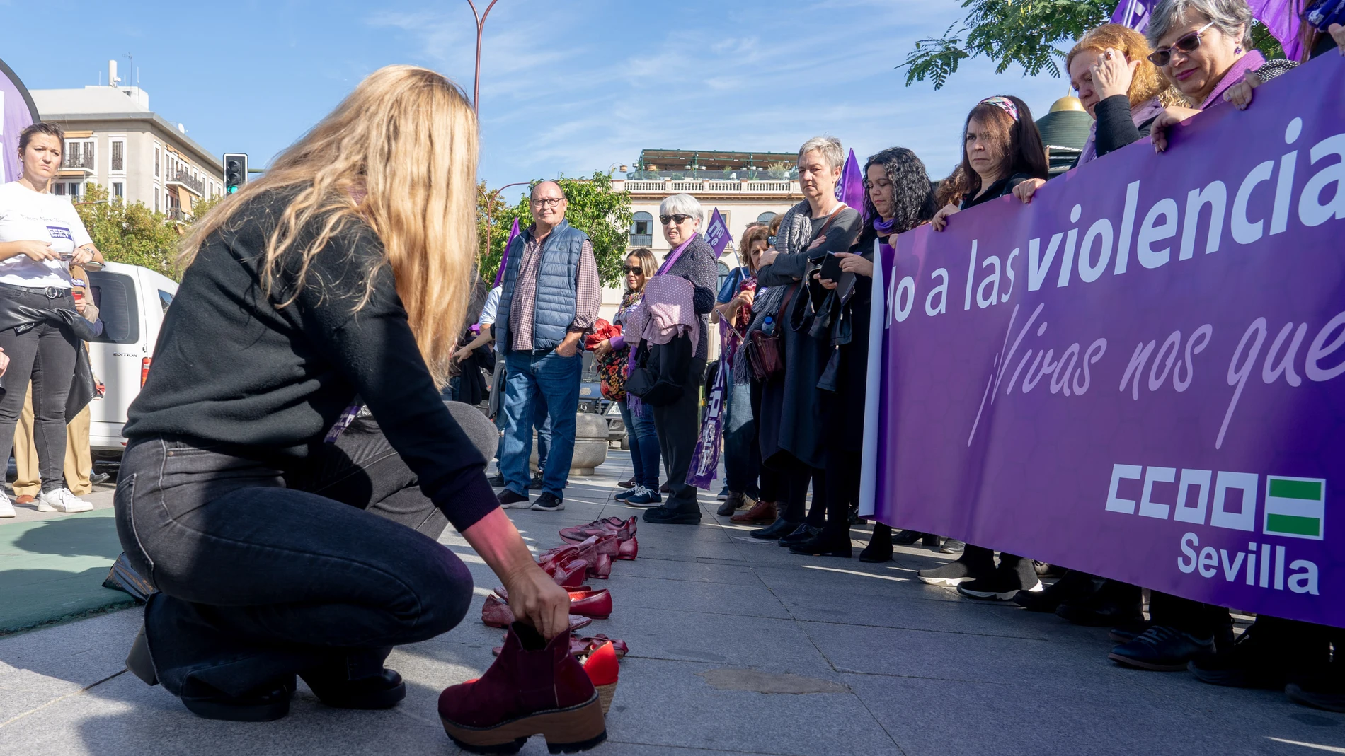 Zapatos rojos en el Puente de Triana, para denunciar la violencia de género como colofón a la manifestación por el Día Internacional de la Eliminación de la Violencia contra las Mujeres. Eduardo Briones / Europa Press