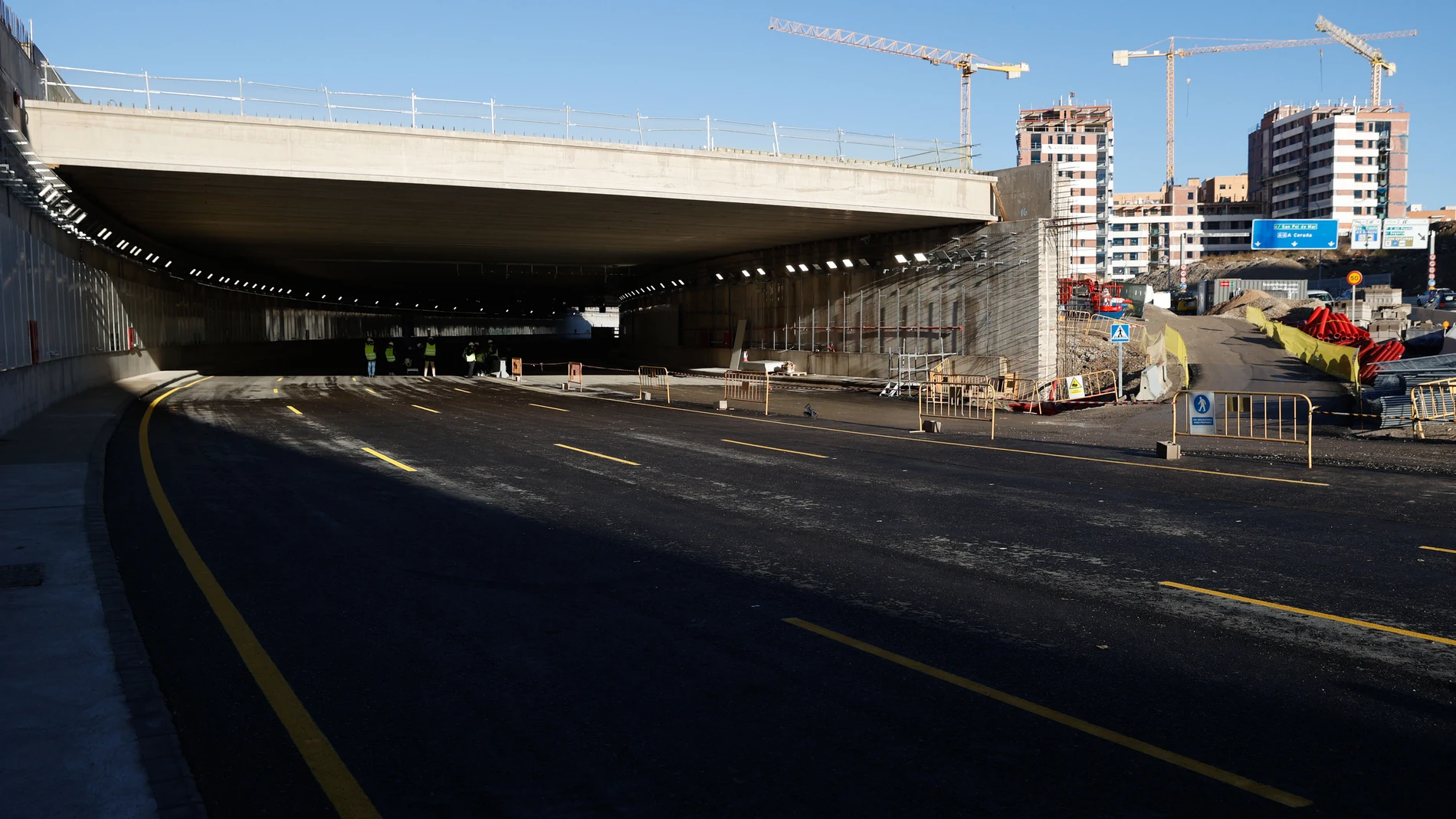 Vista del estado de las obras de cubrimiento de la M-30 a la altura del antiguo estadio Vicente Calderón que este viernes visitó el alcalde José Luis Martínez-Almeida