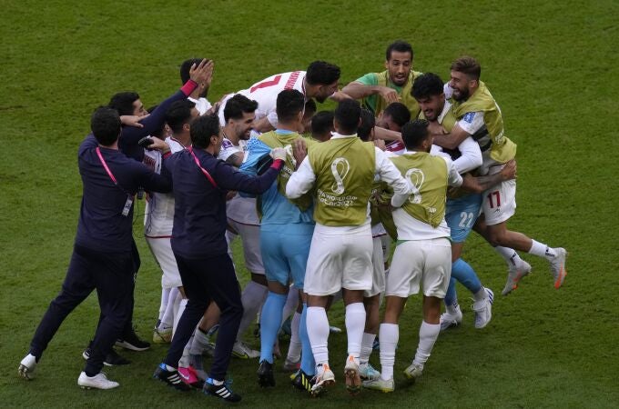 Irán celebrando la victoria de su equipo ante Gales