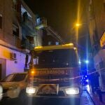 Bomberos del Ayuntamiento de Madrid extinguen un fuego en una vivienda en Puente de Vallecas