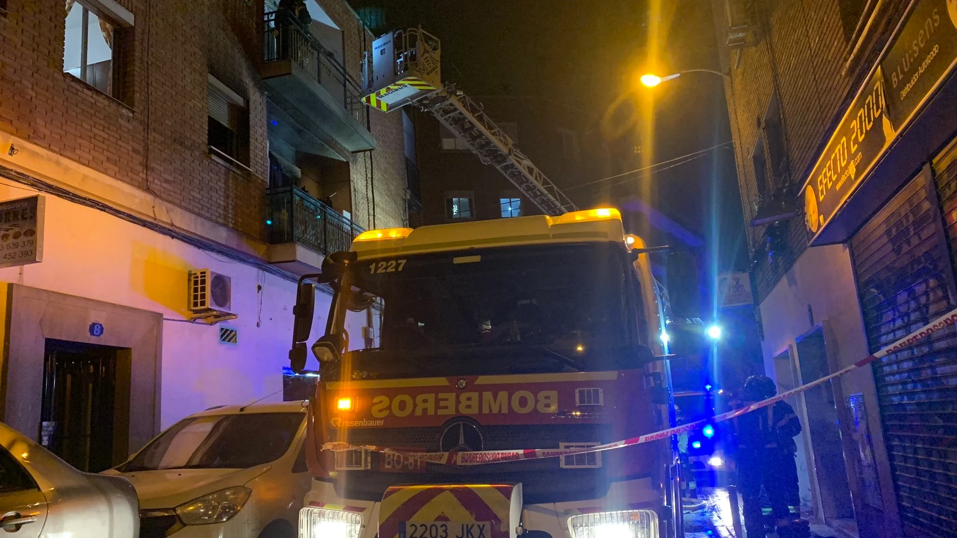 Bomberos del Ayuntamiento de Madrid extinguen un fuego en una vivienda en Puente de Vallecas