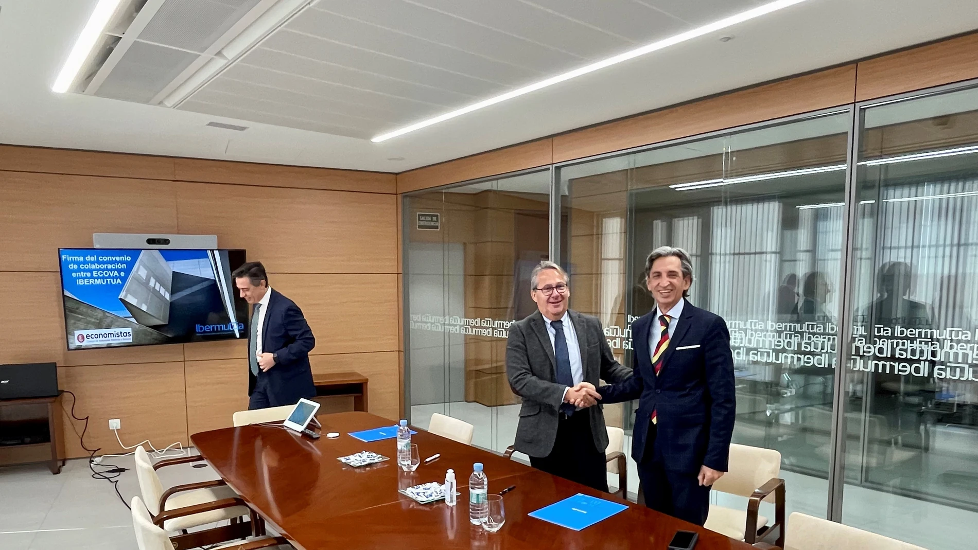 Juan Carlos de Margarida, presidente del Colegio de Economistas de Valladolid, Palencia y Zamora, y Rafael Tortuero, director territorial de Ibermutua en Castilla y León y La Rioja, suscriben el acuerdo