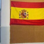 Los alumnos colgaron la bandera de España (en la imagen), para animar a la Selección en el Mundial, en un panel de corcho del aula