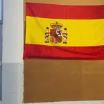Los alumnos colgaron la bandera de España (en la imagen), para animar a la Selección en el Mundial, en un panel de corcho del aula