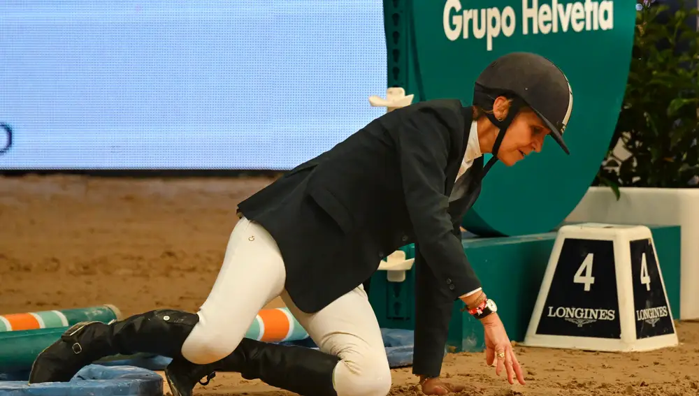 La infanta Elena sufre una caída durante su participación en el Madrid Horse Week