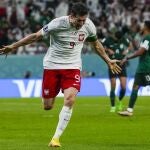 Robert Lewandowski celebra con rabia su primer gol en un Mundial