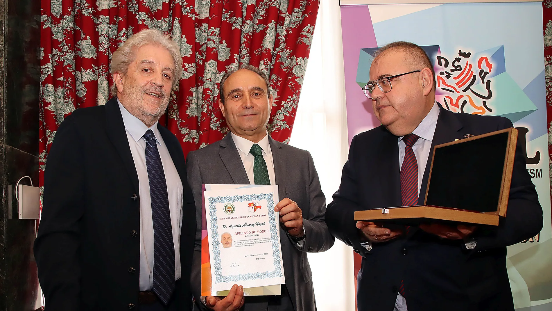 El consejero de Sanidad, Alejandro Vázquez, con el presidente del sindicato de veterinarios de León, Manuel Martínez y Agustín Álvarez Nogal, exdirector general de Salud Pública y de Producciones Agropecuarias y Desarrollo Rural de la Junta