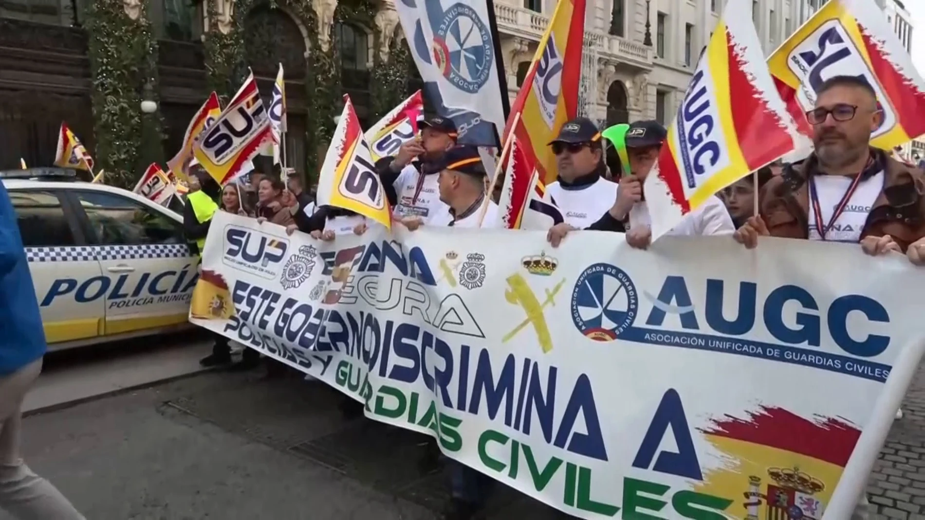 Miles de policías y guardias civiles se echan a la calle frente a la «discriminación» del Gobierno de Sánchez