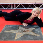 La actriz portuguesa Maria de Medeiros descubre una estrella con su nombre en el Paseo de la Fama de Almería