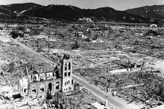 LAS RUINAS DE LA IGLESIA CATÓLICA DE HIROSHIMA UN AÑO DESPUÉS DEL LANZAMIENTO DE LA BOMBA ATÓMICA,