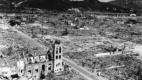 LAS RUINAS DE LA IGLESIA CATÓLICA DE HIROSHIMA UN AÑO DESPUÉS DEL LANZAMIENTO DE LA BOMBA ATÓMICA,