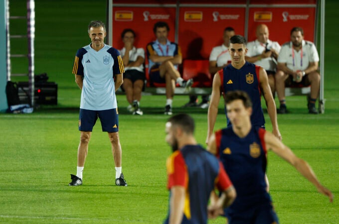 Luis Enrique observa el entrenamiento de la selección el día antes de que España se enfrente a Alemania