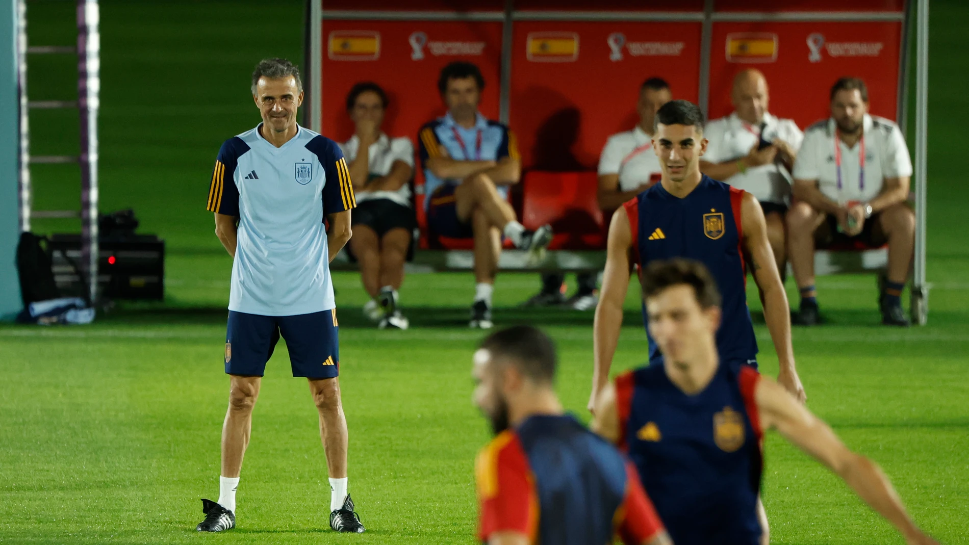 Luis Enrique observa el entrenamiento de la selección el día antes de que España se enfrente a Alemania