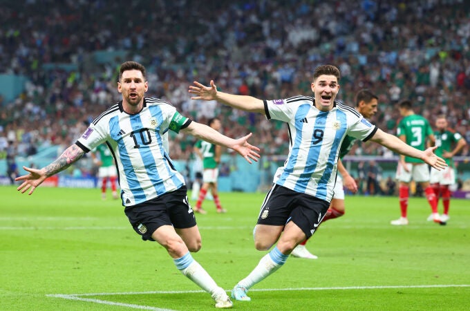 Messi y Julián Álvarez corren para celebrar el gol de Leo