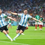 Messi y Julián Álvarez corren para celebrar el gol de Leo