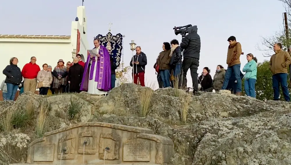 Un momento de la rogativa en la que han participado hoy vecinos de Aznalcóllar (Sevilla) para pedir que llueva