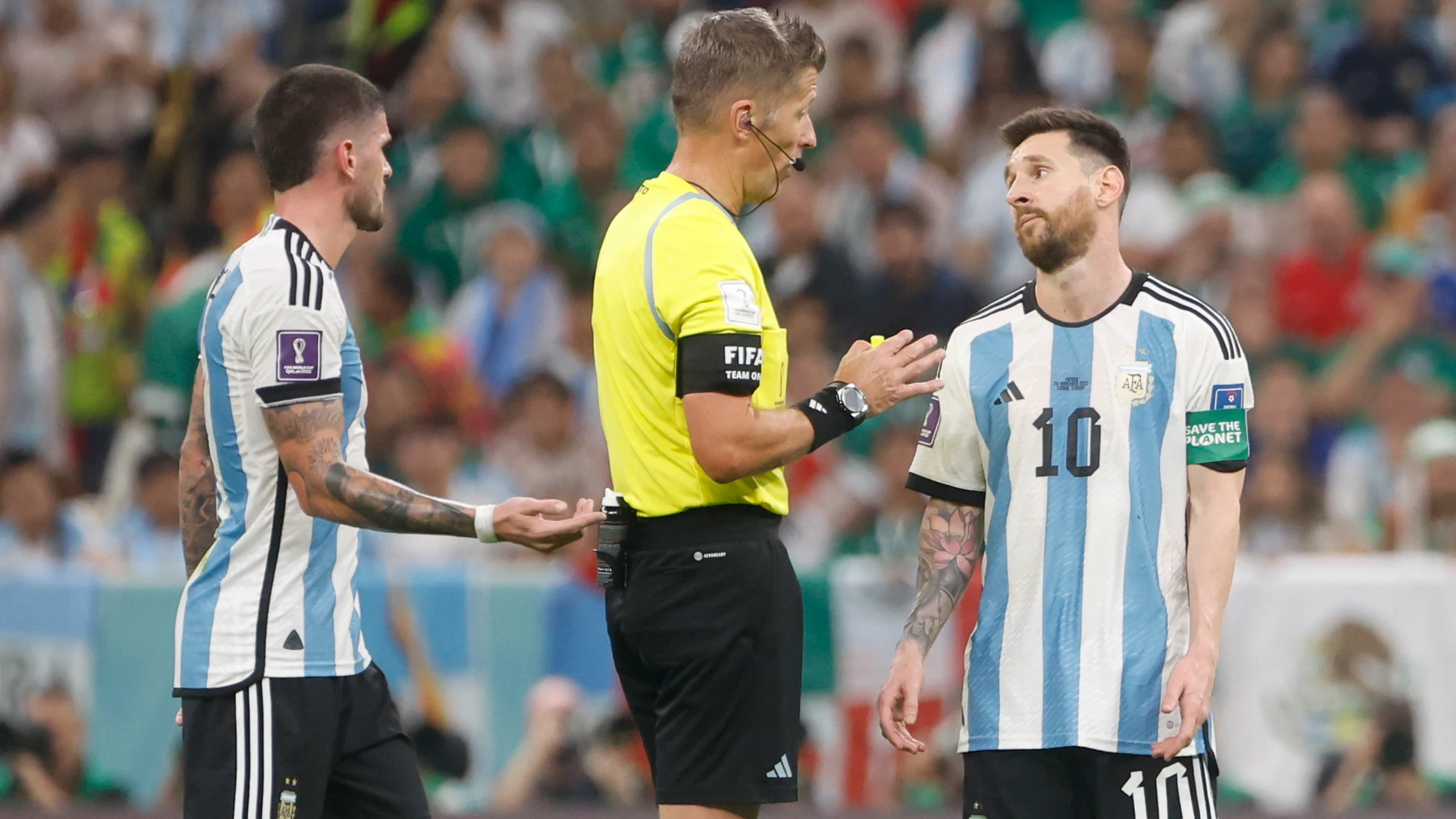 Messi habla con Daniele Orsato en el partido de fase de grupos entre Argentina y México