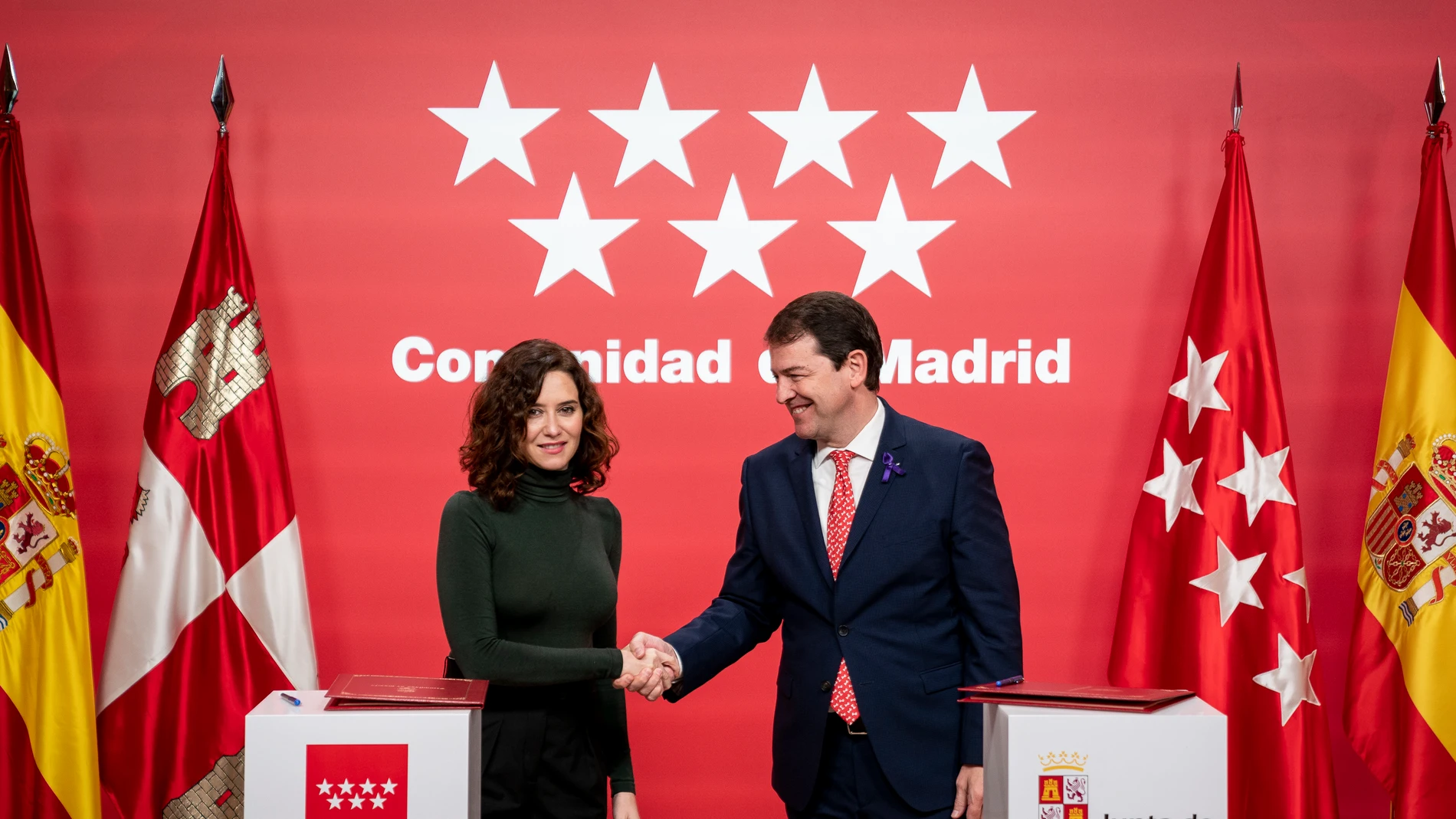 La presidenta de la Comunidad de Madrid, Isabel Díaz Ayuso, y el presidente de la Junta de Castilla y León, Alfonso Fernández Mañueco