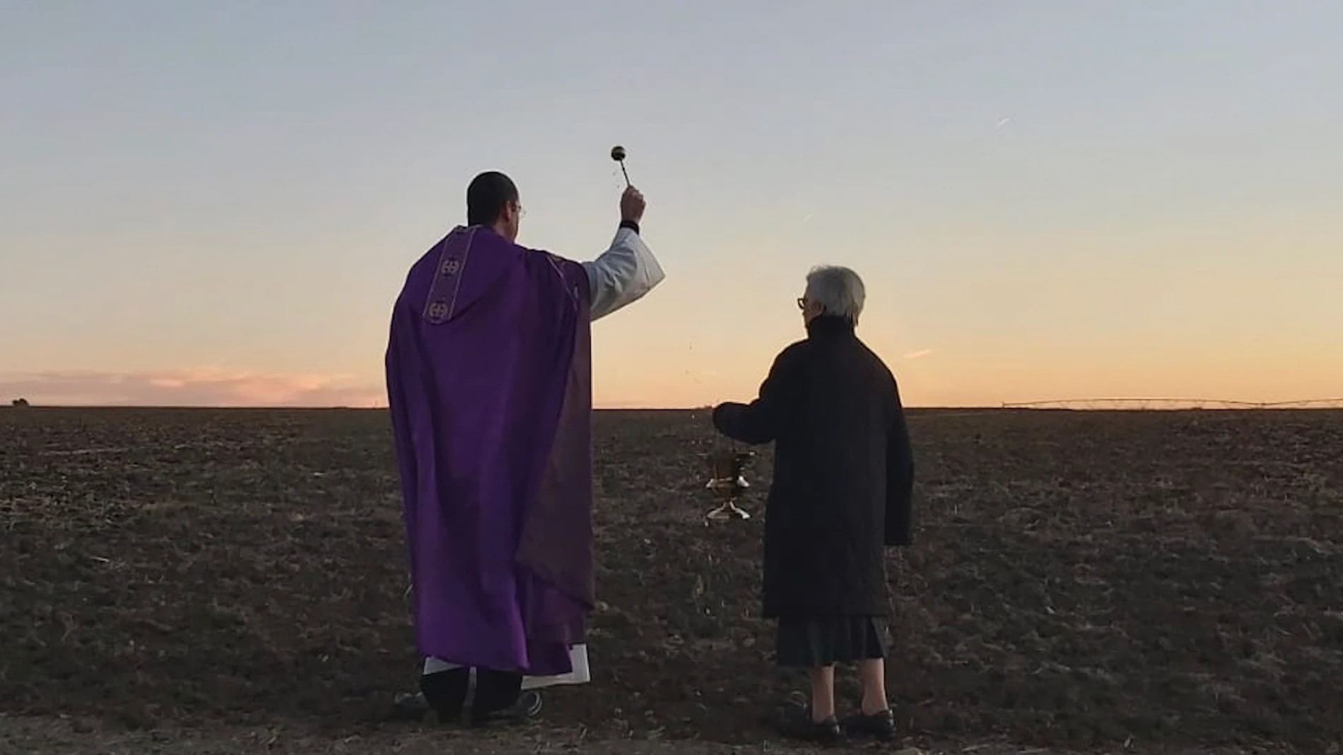 El párroco de Aznalcóllar (Sevilla), Ignacio del Rey, bendice los campos agrícolas del pueblo durante la rogativa