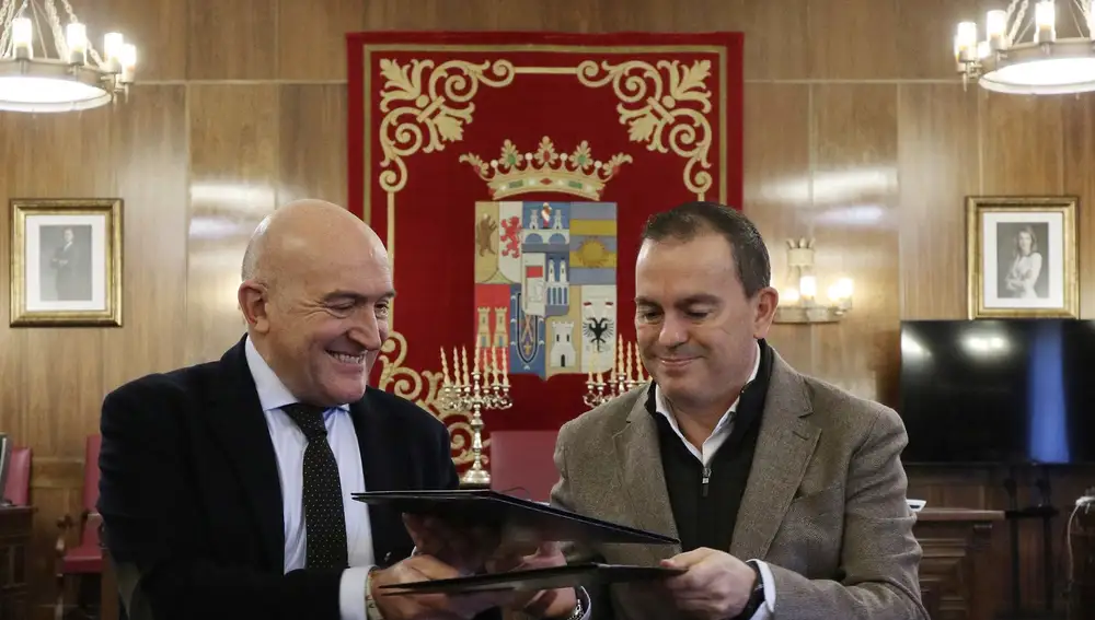 El consejero de la Presidencia, Jesús Julio Carnero, y el presidente de la Diputación de Zamora, Francisco José Requejo, firman el convenio del nuevo Fondo de Cohesión Territorial.