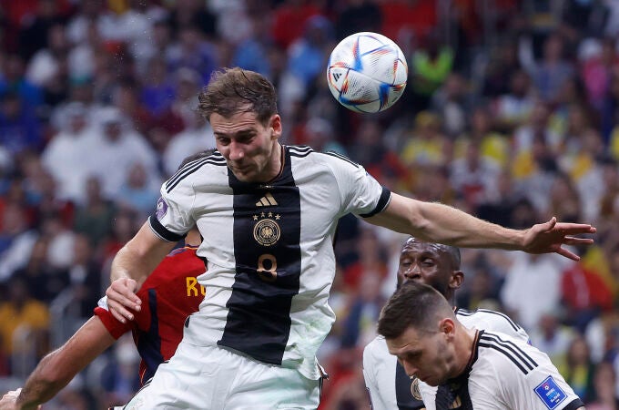 Leon Goretzka (arriba) de Alemania cabecea un balón hoy, en un partido de la fase de grupos del Mundial de Fútbol Qatar 2022
