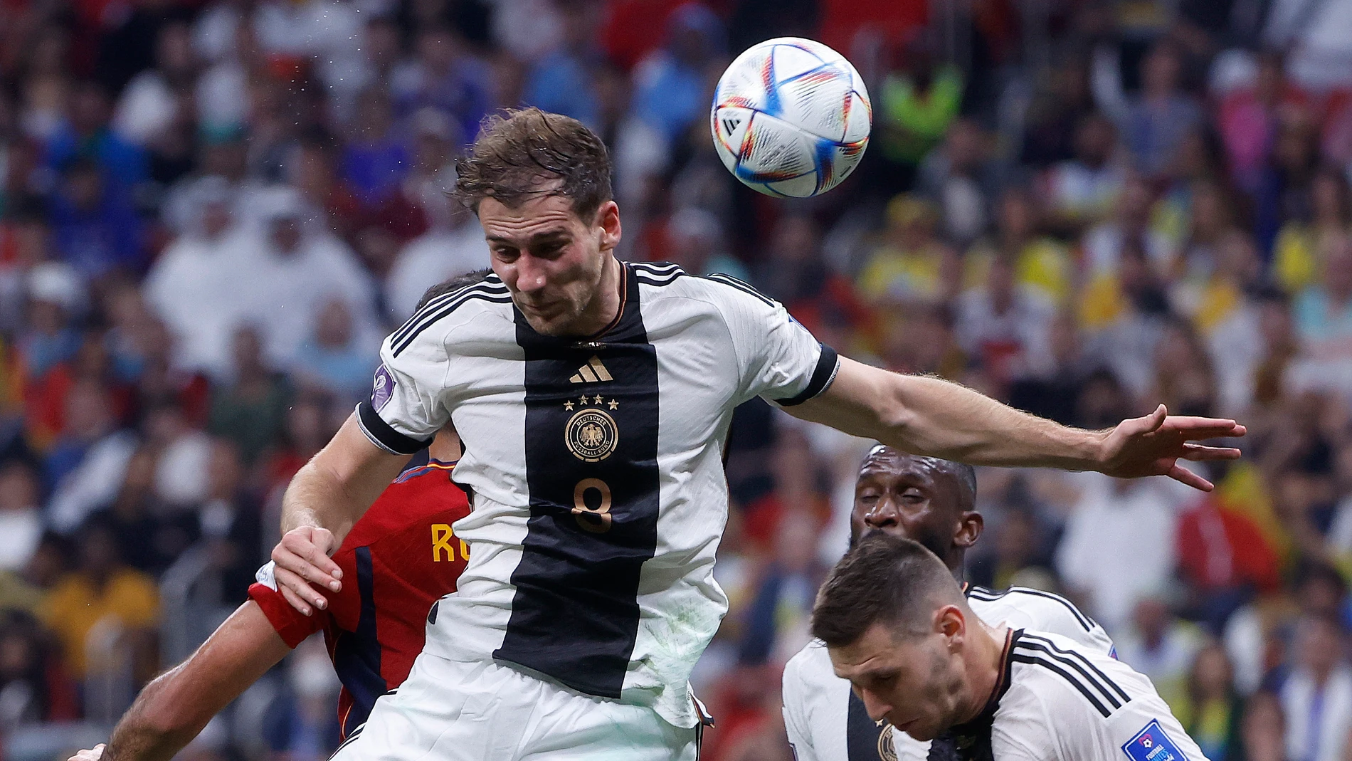 Leon Goretzka (arriba) de Alemania cabecea un balón hoy, en un partido de la fase de grupos del Mundial de Fútbol Qatar 2022