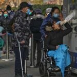 Una mujer en silla de ruedas se somete a una prueba de covid cero en Pekín este lunes