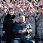Una foto sin fecha difundida por la Agencia Central de Noticias de Corea del Norte (KCNA) el 27 de noviembre de 2022 muestra al líder norcoreano Kim Jong-un (delante, C) posando con su hija, presuntamente su segunda hija, Ju-ae