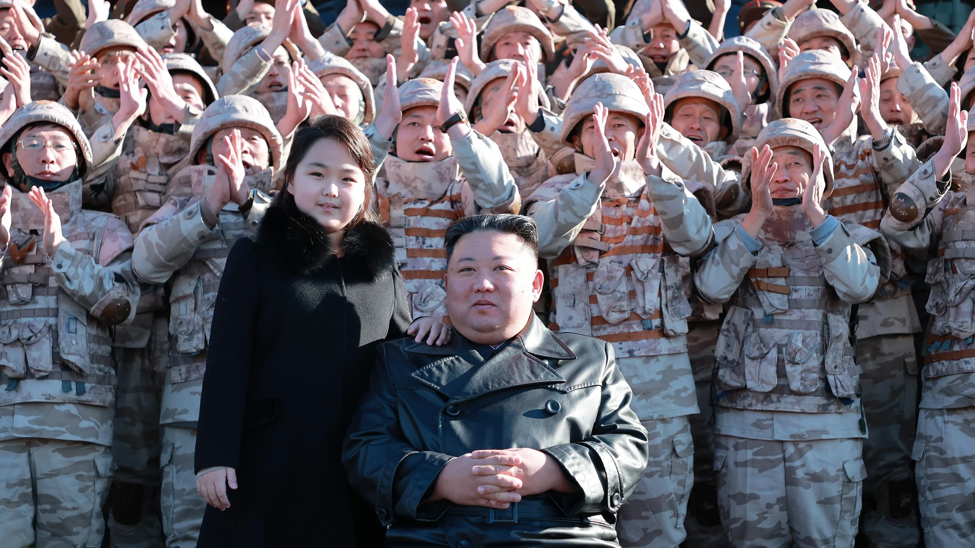 Una foto sin fecha difundida por la Agencia Central de Noticias de Corea del Norte (KCNA) el 27 de noviembre de 2022 muestra al líder norcoreano Kim Jong-un (delante, C) posando con su hija, presuntamente su segunda hija, Ju-ae