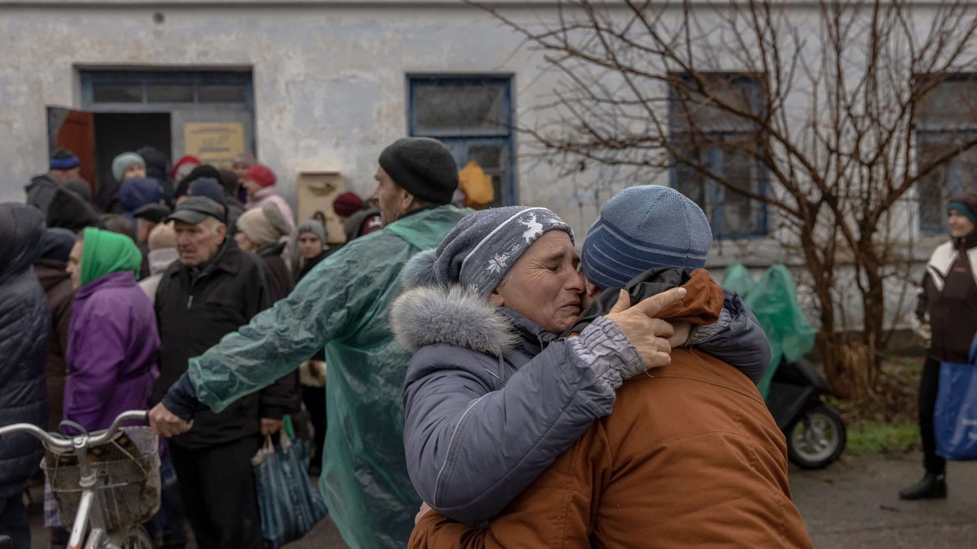 La maestra Halyna Chistyakova reacciona mientras abraza a Serhii Shlynka, un ex soldado ucraniano, al encontrarse por primera vez después de que el ejército ucraniano recapturara Jersón